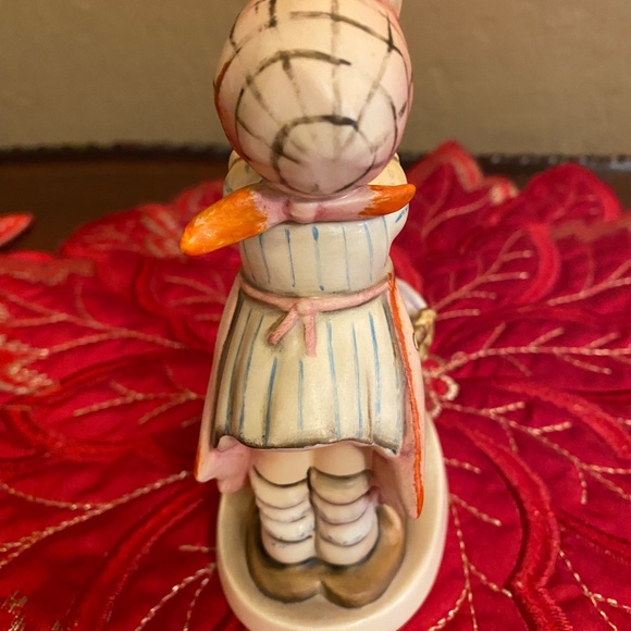 HUMMEL WASH DAY VINTAGE 5 3/4 INCH TALL 2 1/4 INCH WIDE - Picture 10 of 16